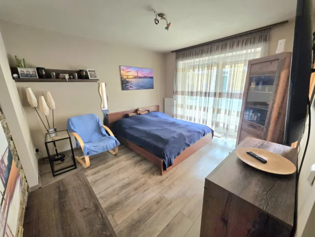 Wohn- und Schlafzimmer