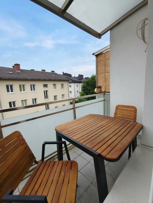 Charmante Garçonnière mit Balkon in zentraler Ruhelage von Vöcklabruck - Titelbild
