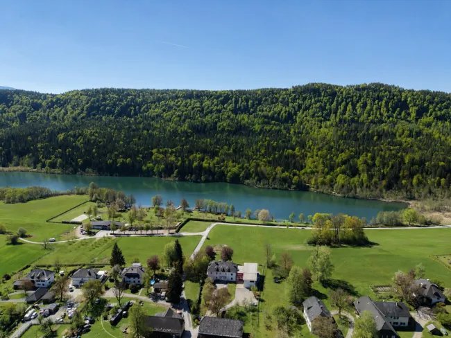 Hohe Fensterfronten, Eleganz, Seeblick und unvergleichliches Wohngefühl - Bild