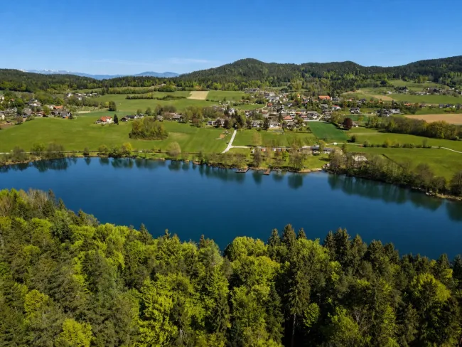 Hohe Fensterfronten, Eleganz, Seeblick und unvergleichliches Wohngefühl - Bild