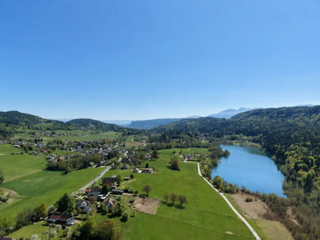 Weitläufige Liegenschaft mit unverbaubarem Seeblick - Bild