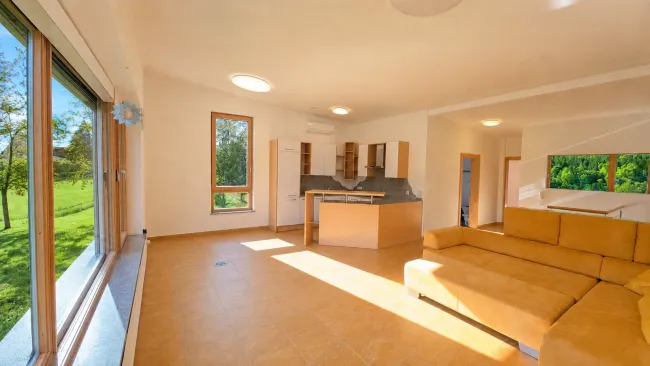 Weitläufige Liegenschaft mit unverbaubarem Seeblick - Bild