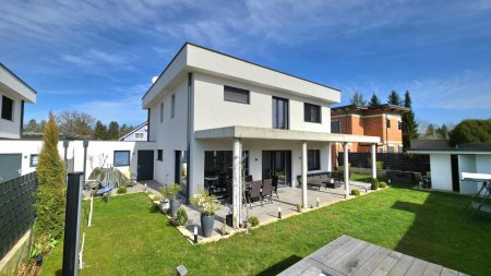 Hochwertiger Massivbau mit weitläufigen Wohnbereich