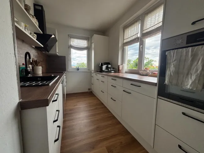 Sonnige Wohnung mit Balkon und Grünblick! - Bild