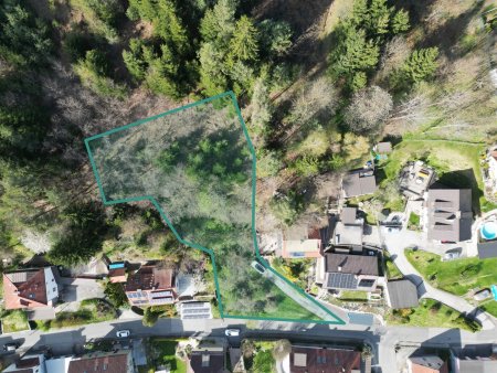 Einzigartiges Grundstück mit Felswand am Stadtrand