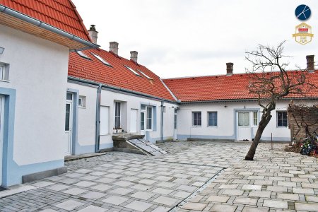 Mehrfamilienhaus mit 4 Wohnungen in verschiedenen Größen.