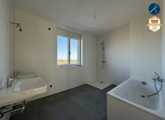 Bad mit Wanne und Dusche