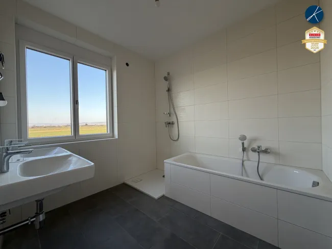 Bad mit Wanne und Dusche
