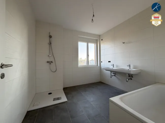 Bad mit Wanne und Dusche