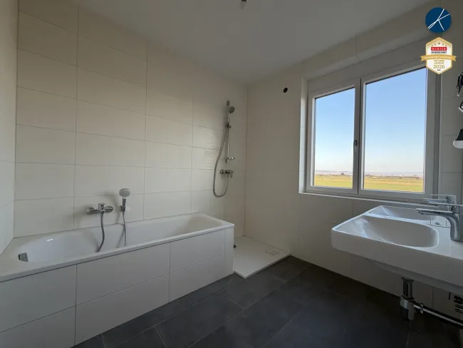 Bad mit Wanne und Dusche