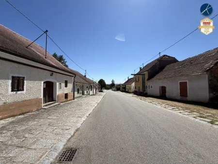 Malerische Kellergasse in Feuersbrunn