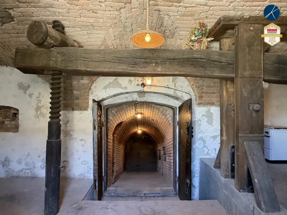 Malerische Kellergasse in Feuersbrunn
