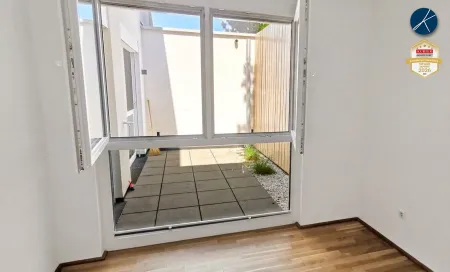 Blick aus Raum 2 auf die Terrasse