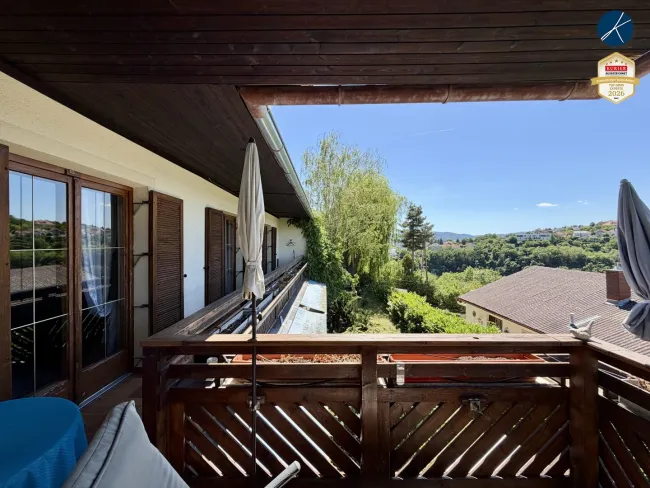 Großzügiger Balkon mit Ausblick