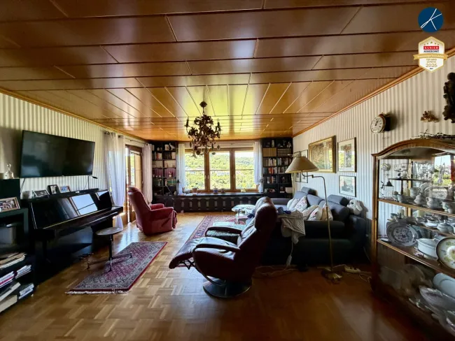 Geräumiges Wohnzimmer