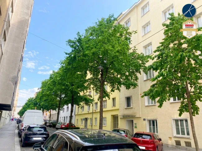 Beruhigte Gasse mit Alleebäumen