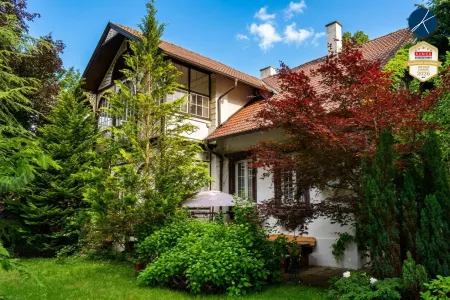 Charmante Jugendstilvilla mit 10 Zimmer und schönem Garten!