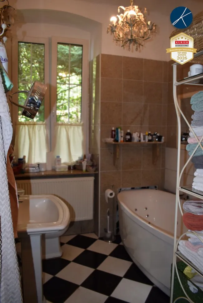 Badezimmer mit Wanne und Dusche