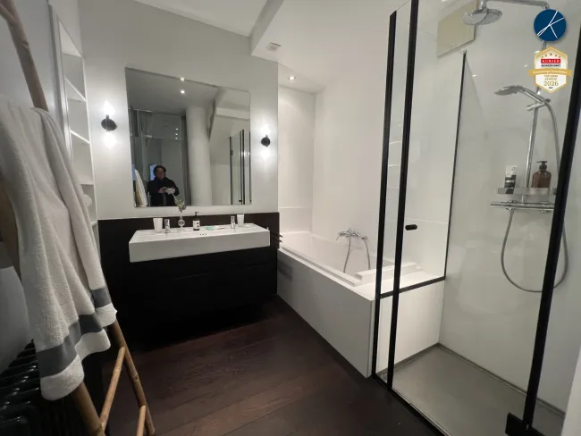 Modernes Bad mit Wanne und Dusche