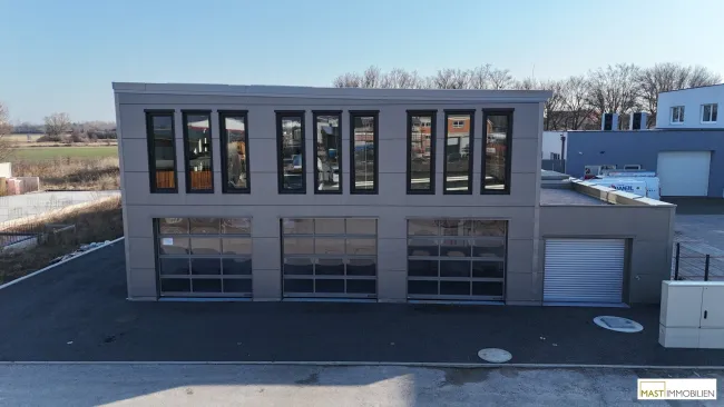 Moderne Neubauhalle im aufstrebenden Industrieviertel von Sooß – flexible Flächen ab sofort verfügbar - Titelbild