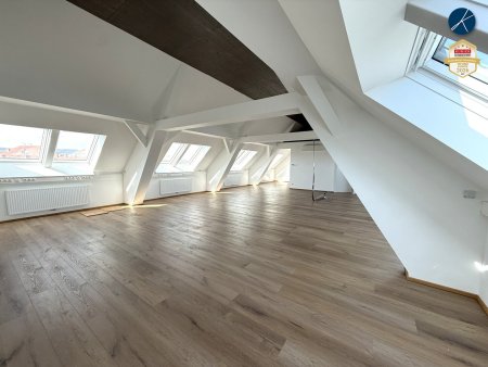 Fenster mit Rollos zum abdunkeln