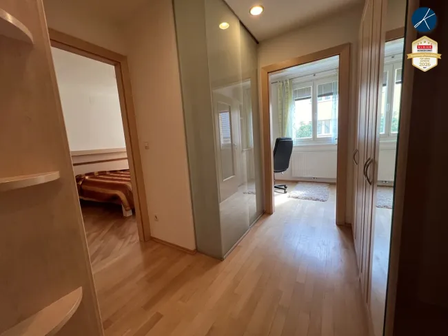 Blick Schlafzimmer und Homeoffice