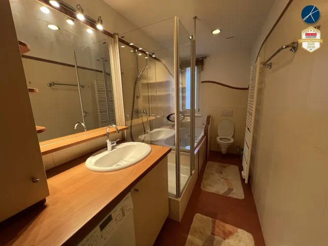 Bad mit Wanne und Dusche