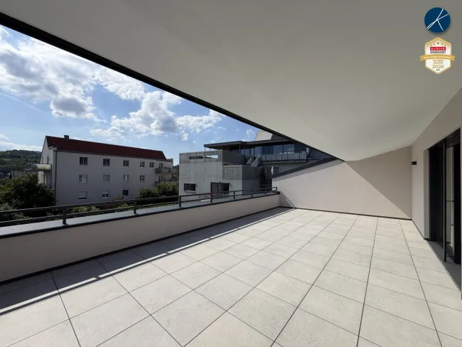 Großzügige Terrasse mit Grünblick