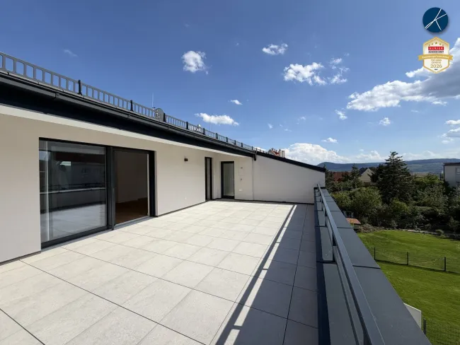 Großzügige Terrasse mit Grünblick