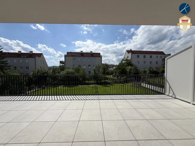 Großzügiger Balkon mit Grünblick