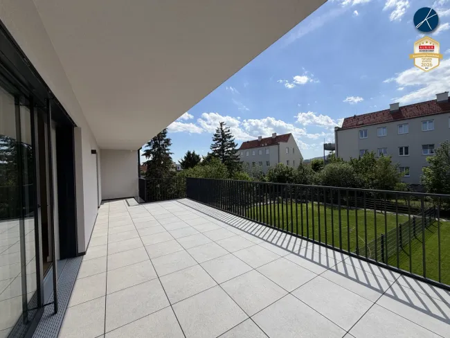 Großzügiger Balkon mit Grünblick