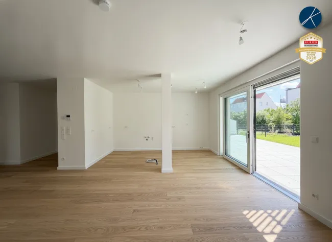 Wohnzimmer mit Ausgang zu Terrasse und Garten