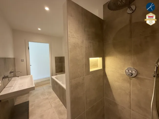 Bad mit Wanne und Dusche