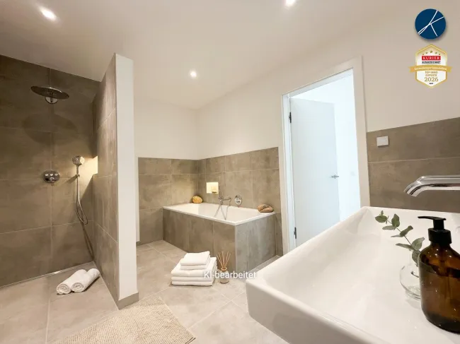 Bad mit Badewanne und Dusche