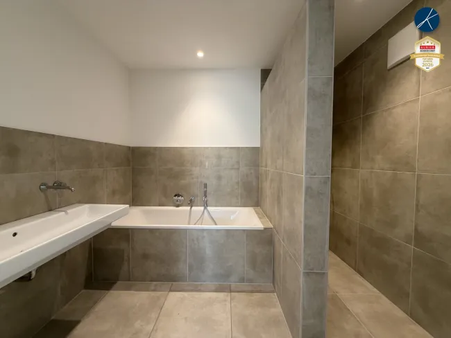 Bad mit Wanne und Dusche