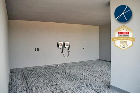Überdachter Autoabstellplatz mit Ladestation