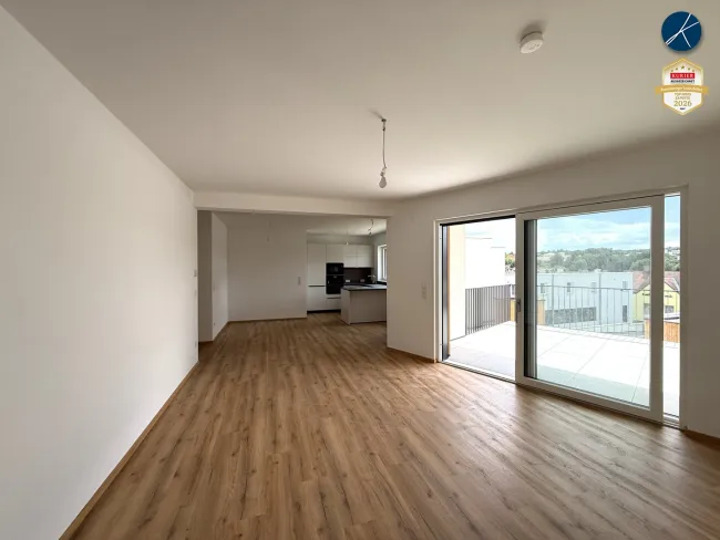 Wohnzimmer mit Balkonzugang