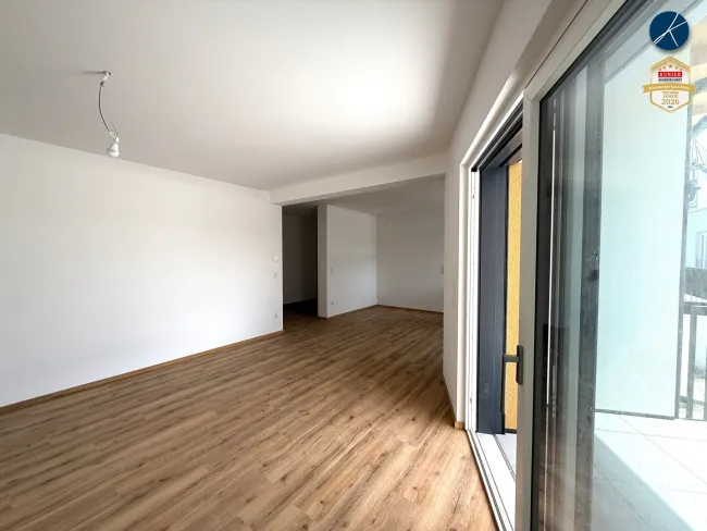 Wohnzimmer mit Balkonzugang