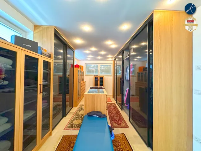 Schrankraum beim Master Bedroom