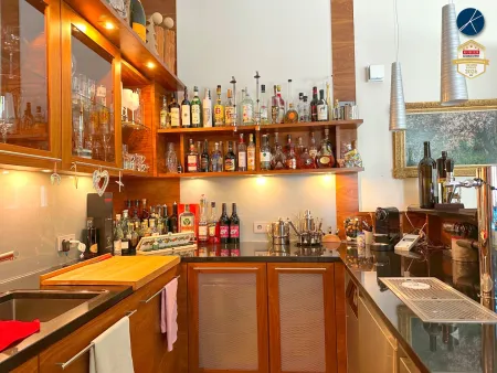 Bar mit Bierzapfhahn und Glass Rinser