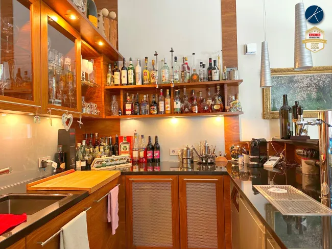 Bar mit Bierzapfhahn und Glass Rinser