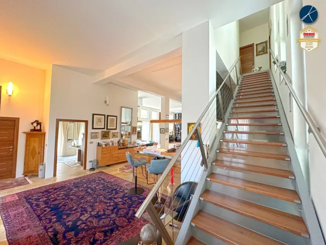 Wohnbereich mit Aufgang zum Master Bedroom