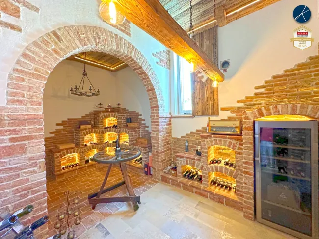 Weinlagerraum mit Verkostungstisch