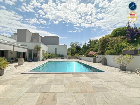 Große Terrasse mit Edelstahl-Überlaufpool