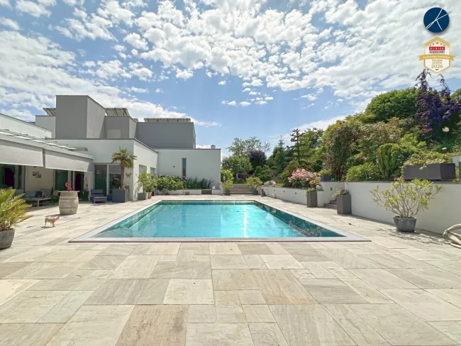 Große Terrasse mit Edelstahl-Überlaufpool