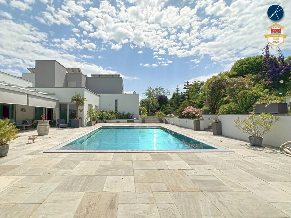 Große Terrasse mit Edelstahl-Überlaufpool