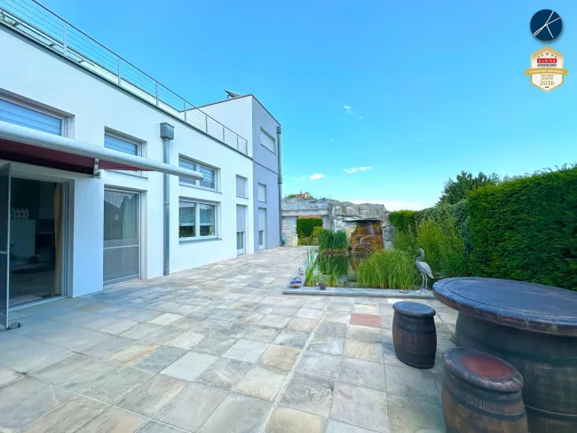 Terrasse mit Wasserfall