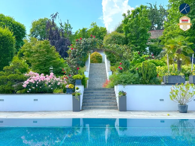 Traumgarten mit Pool, Koi-Teich und Wasserspielen