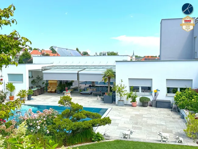 Große Terrasse mit Edelstahl-Überlaufpool