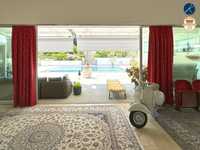 Große Terrasse mit Edelstahl-Überlaufpool